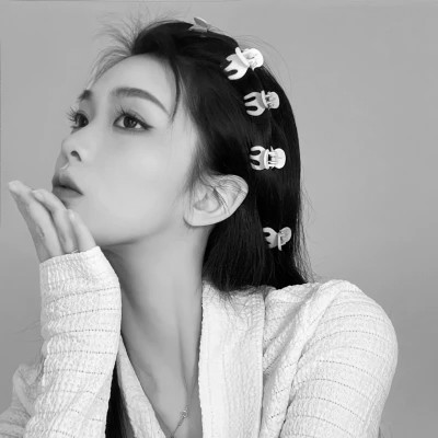 2023最火黑白头像(24张)