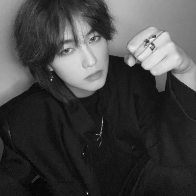 2023最火黑白头像(24张)