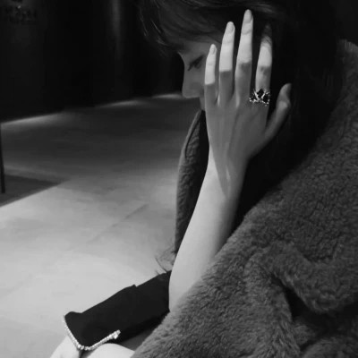 2023最火黑白头像(24张)