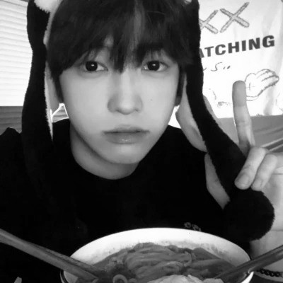 2023年最火黑白头像(16张)