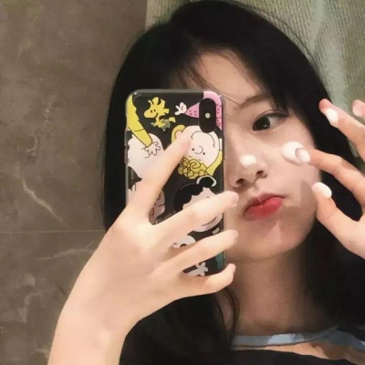 2023年最火挡脸女生头像图片(22张)