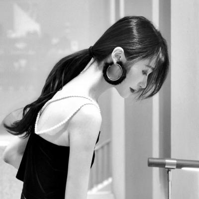 高清好看的女生霸气头像黑白高冷图片(精选24张)