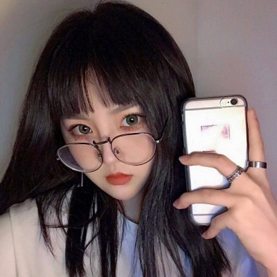 高清漂亮拿手机自拍的女头图片(精选24张)