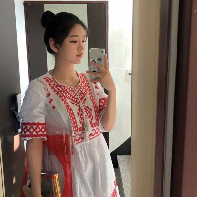 高清漂亮拿手机自拍的女头图片(精选24张)