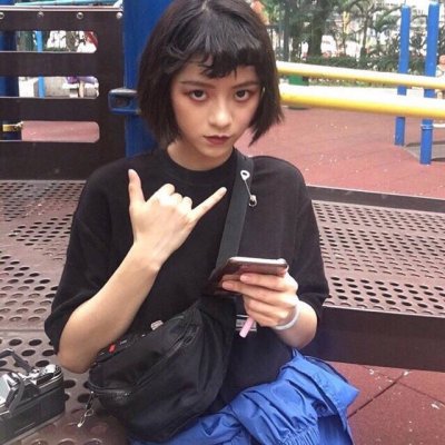 高清漂亮拿手机自拍的女头图片(精选24张)