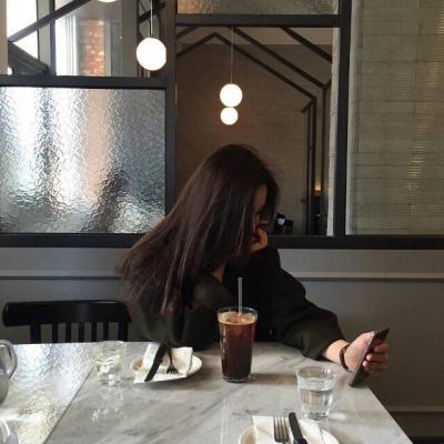 高清好看的头像拿手机女生图片(24张)