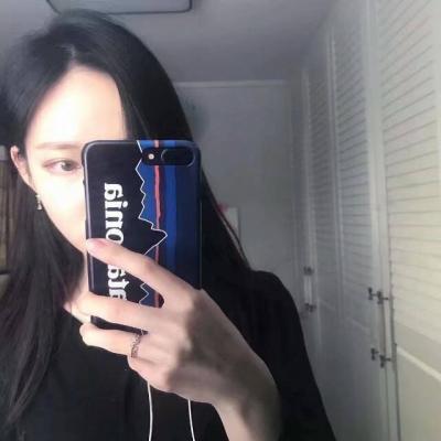 高清好看的头像拿手机女生图片(24张)