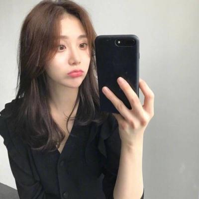 高清好看的头像拿手机女生图片(24张)