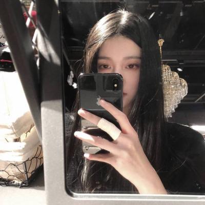 高清好看的头像拿手机女生图片(24张)