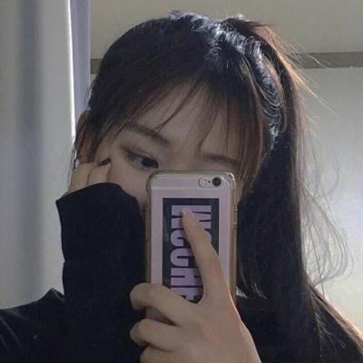 高清好看的头像拿手机女生图片(24张)