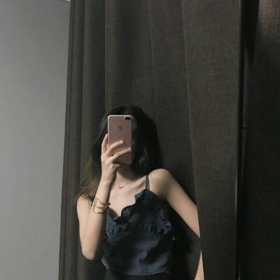 高清好看的头像拿手机女生图片(24张)