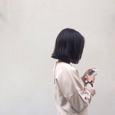 高清好看的头像拿手机女生图片(24张)