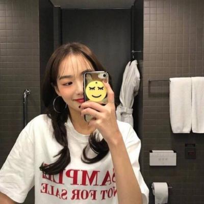 高清好看的头像拿手机女生图片(24张)