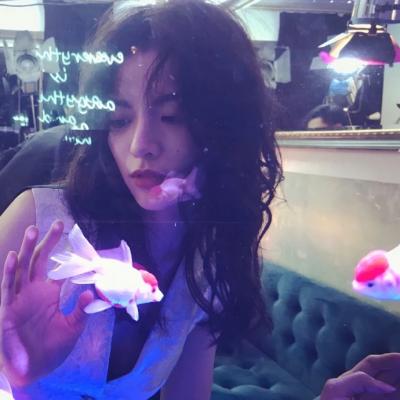 唯美高雅有诗意的微信头像图片女(24张)