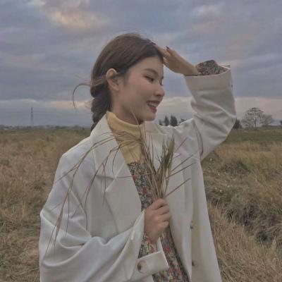高雅有诗意的微信头像女(精选24张)