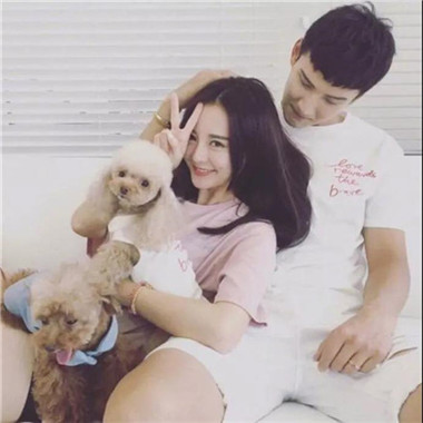 一男一女带宠物的情侣头像(精选22张)