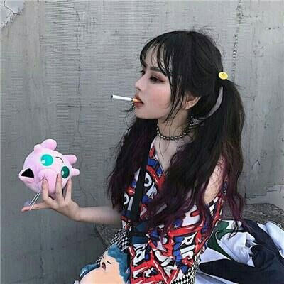 有一个女孩叼着烟的头像(精选22张)