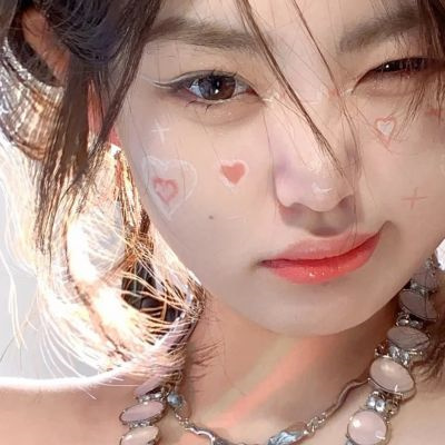 高清好看的微信女头真人ins风格图片(精选24张)