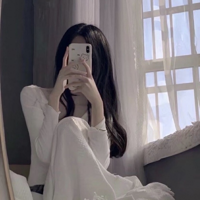 高清好看的微信女头真人ins风格图片(精选24张)