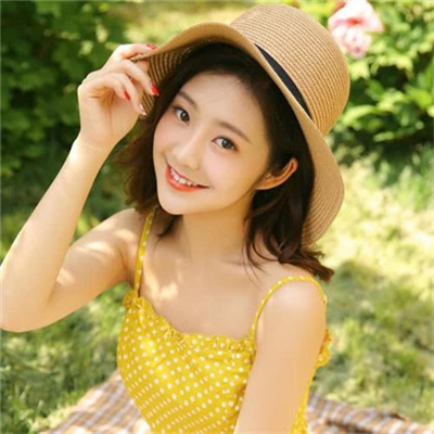 女生真人戴帽子头像(精选24张)