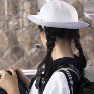 女生真人戴帽子头像(精选24张)