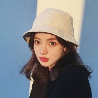 女生真人戴帽子头像(精选24张)