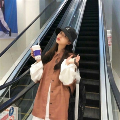 女生真人戴帽子头像(精选24张)