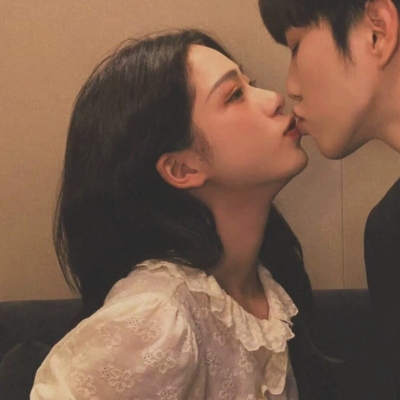 吻在一起的情侣头像(33张)