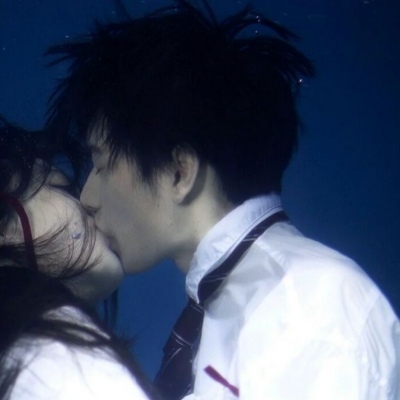 吻在一起的情侣头像(33张)