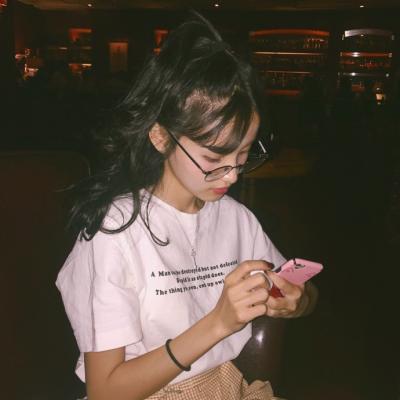 高清好看的戴眼镜成熟女生头像图片(36张)