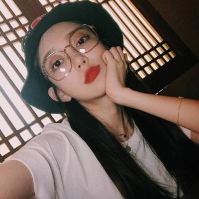 高清好看的戴眼镜成熟女生头像图片(36张)