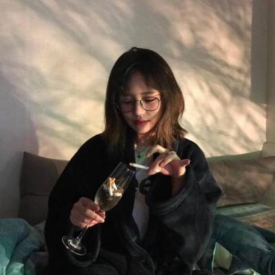 高清好看的戴眼镜成熟女生头像图片(36张)