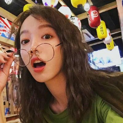 高清好看的戴眼镜成熟女生头像图片(36张)