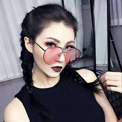 戴墨镜的稳重浪漫霸气女生头像(精选18张)