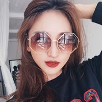 戴墨镜的稳重浪漫霸气女生头像(精选18张)