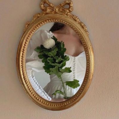 女生手拿花侧面头像(精选32张)