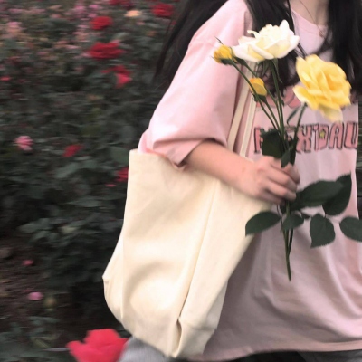 女生手拿花侧面头像(精选32张)