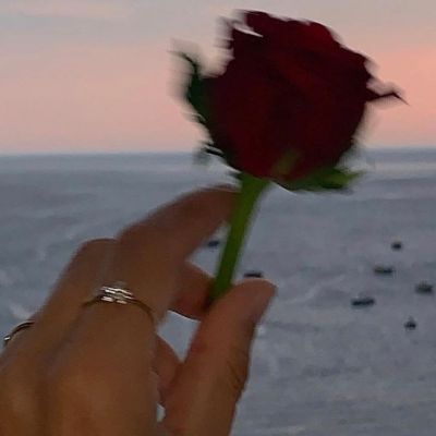 女生手拿花侧面头像(精选32张)