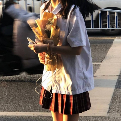 女生手拿花侧面头像(精选32张)