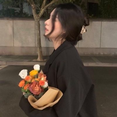 女生手拿花侧面头像(精选32张)