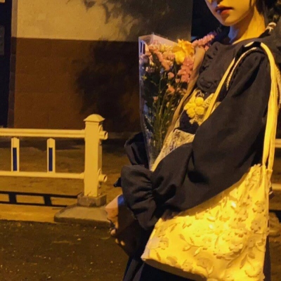 女生手拿花侧面头像(精选32张)