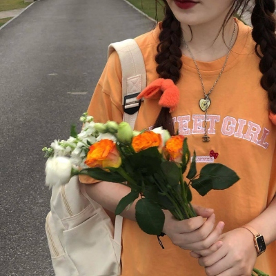 女生手拿花侧面头像(精选32张)