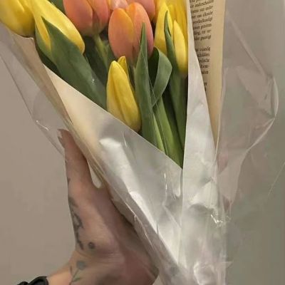 女生手拿花侧面头像(精选32张)