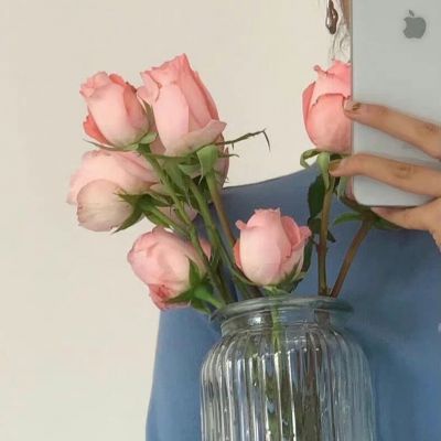 女生手拿花侧面头像(精选32张)