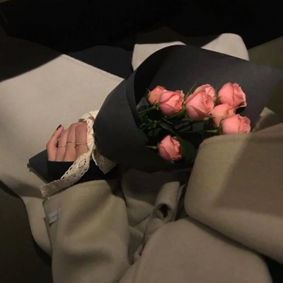 女生手拿花侧面头像(精选32张)