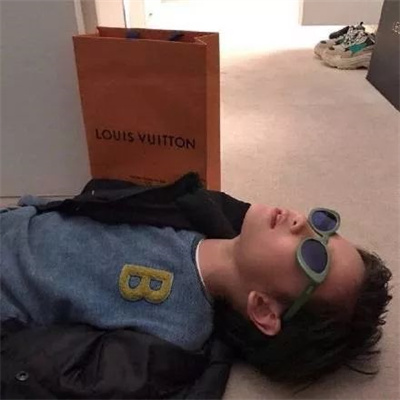 最近很火的摆烂人头像男(精选18张)