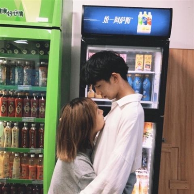 情侣头像接吻一对两张亲密(精选18张)