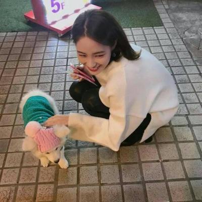 美女抱着宠物的图片头像大全(精选24张)