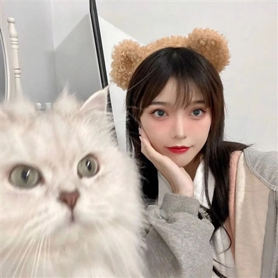 美女抱着宠物的图片头像大全(精选24张)