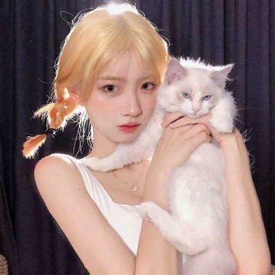 美女抱着宠物的图片头像大全(精选24张)